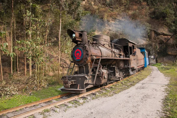 Leshan şehirde seyahat, sichuan qianwei kayo bajiaogou tren tren istasyonu arasında tünel — Stok fotoğraf