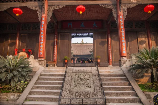 Stadt Leshan, Sichuan qianwei qianwei dacheng Tempeltor — Stockfoto