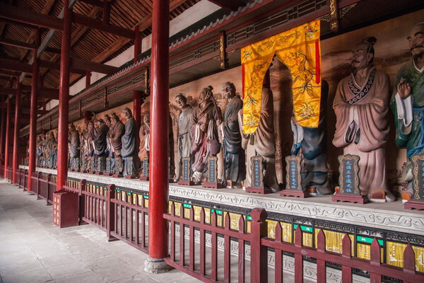 Город Лэшань, Сычуань Цяньвэй Большой зал веранда с обеих сторон восточной и западной веранды с пластиковой статуей Конфуция 72 мудрецов Xianru

