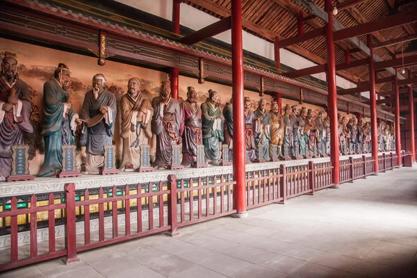 Leshan City, Sichuan Qianwei Qianwei Temple Great Hall veranda ทั้งสองด้านของชายฝั่งตะวันออกและตะวันตกพร้อมรูปปั้นพลาสติกของขงจื้อ 72 หย่อน Xianru — ภาพถ่ายสต็อก