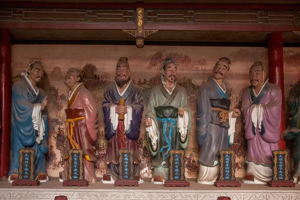 Ciudad de Leshan, Sichuan Qianwei qianwei Templo Gran Hall veranda a ambos lados de la terraza este y oeste con estatua de plástico de Confucio 72 sabios Xianru — Foto de Stock