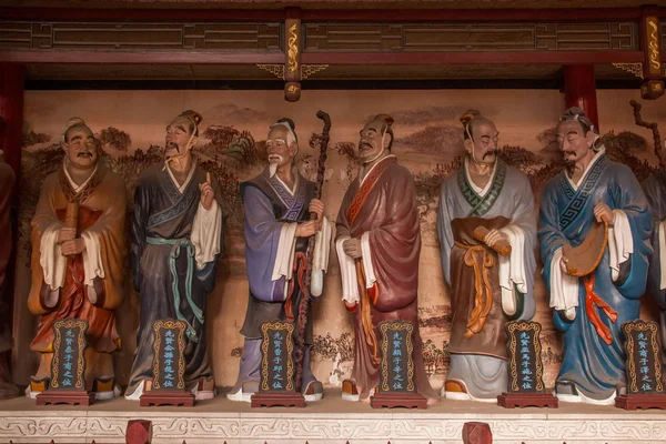 四川犍为犍为寺大殿阳台与塑的孔子 72 贤人水平塑像的东部和西部的走廊两边都乐山市 — 图库照片