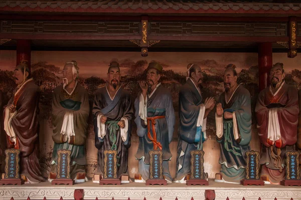 Leshan City, Sichuan Qianwei qianwei Temple Great Hall veranda on both sides of the East and West veranda with plastic statue of Confucius 72 sages Xianru — Stock Photo, Image