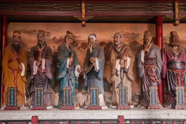 Leshan staden, sichuan qianwei qianwei templet stora salen veranda på båda sidor av den östra och västra verandan med plast staty av Konfucius 72 vise xianru — Stockfoto