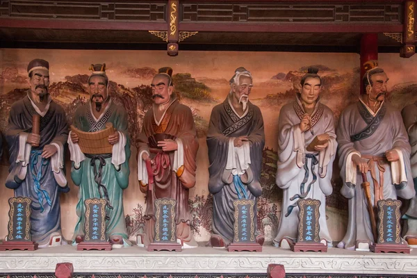 Leshan şehir, sichuan qianwei qianwei Tapınağı büyük salon veranda plastik Konfüçyüs 72 bilgeler xianru heykeli ile Doğu ve Batı veranda her iki tarafında — Stok fotoğraf