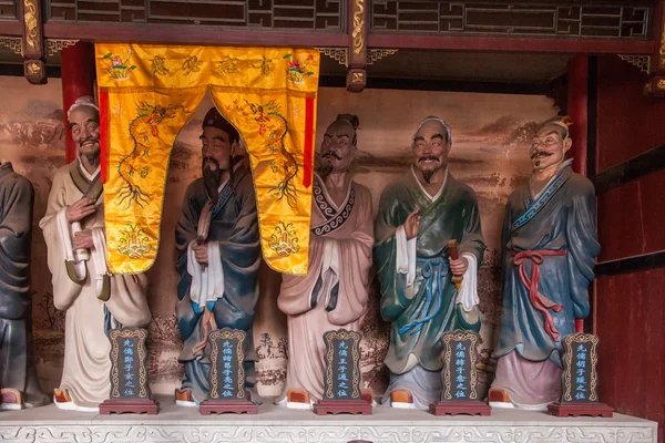 Ciudad de Leshan, Sichuan Qianwei qianwei Templo Gran Hall veranda a ambos lados de la terraza este y oeste con estatua de plástico de Confucio 72 sabios Xianru —  Fotos de Stock