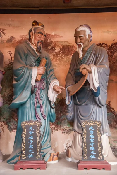 楽山市、四川チエンウェイ チエンウェイ寺大ホール ベランダ孔子 72 賢者 xianru のプラスチック製の像の東側と西側のベランダの両側 — ストック写真
