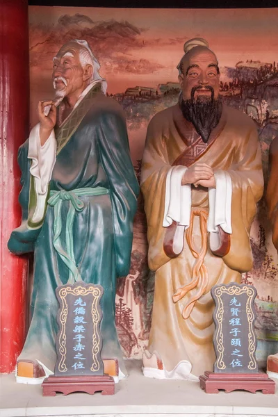 Leshan City, Sichuan Qianwei qianwei Temple Great Hall veranda on both sides of the East and West veranda with plastic statue of Confucius 72 sages Xianru — Stock Photo, Image