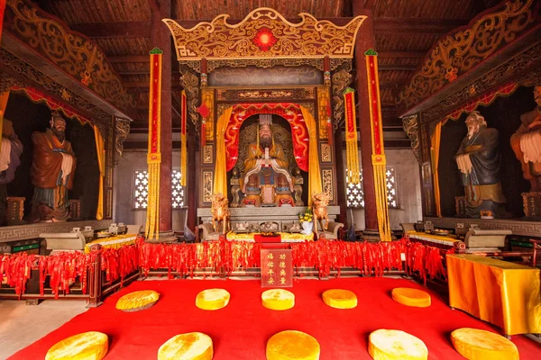 Ciudad de Leshan, Sichuan Qianwei qianwei estatua de color del templo de Confucio Dacheng Hall —  Fotos de Stock