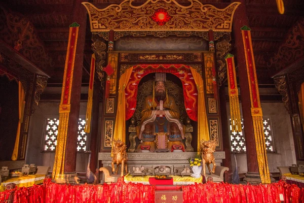 Ville de Leshan, Sichuan Qianwei qianwei statue colorée de Temple Confucius Dacheng Hall — Photo