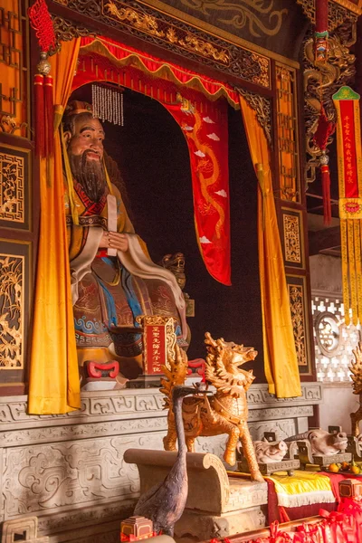 Leshan City, Sichuan Qianwei qianwei colored statue of Confucius Temple Dacheng Hall — Stock Photo, Image