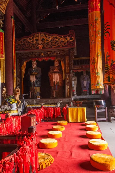 Ciudad de Leshan, Sichuan Qianwei qianwei Dacheng Salón del Templo de Confucio lados cuatro discípulo más prominente de pie estatua — Foto de Stock