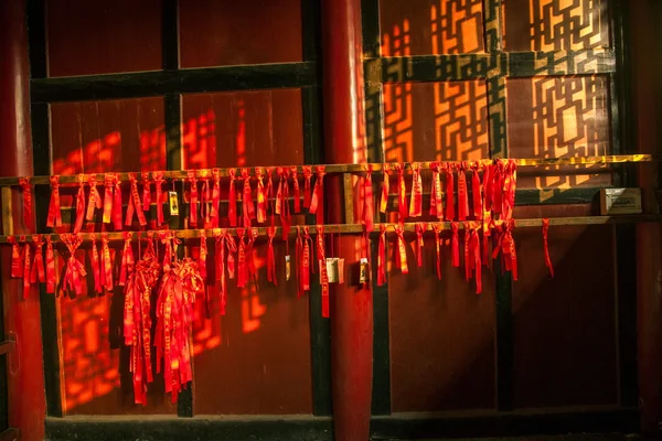 Leshan City, Sichuan Qianwei Qianwei Templo Confúcio varanda leste, oeste varanda parede cartões de oração (banda ) — Fotografia de Stock