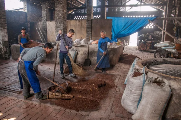 Leshan stad, sichuan qianwei rochester stad brouwerij werknemers worden geplaatst in de gisting wijnmoer vijver blijven gisten gisting — Stockfoto