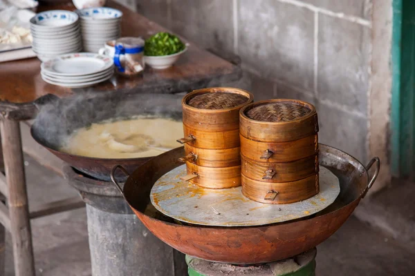 Leshan stad, sichuan qianwei rochester stad snack stomen knoedels fenzhengrou — Stockfoto
