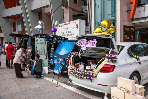 "Bagagliaio Bazar "è una nuova esperienza di shopping sociale vita — Foto Stock