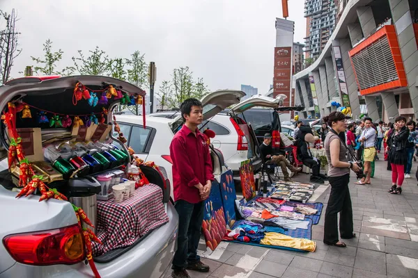"Bagagliaio Bazar "è una nuova esperienza di shopping sociale vita — Foto Stock