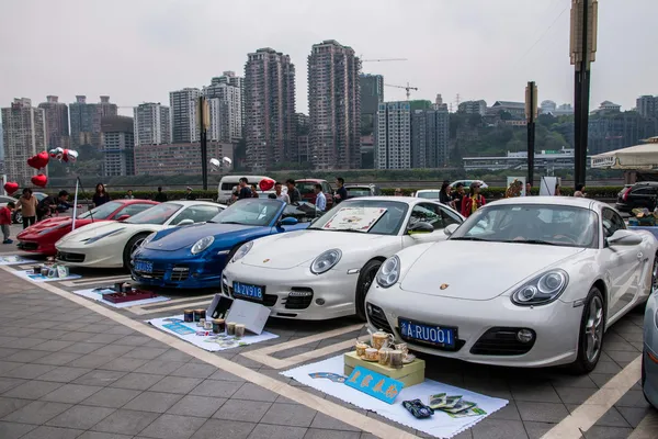 Porsche sahipleri yedek araba döviz piyasası için geldim — Stok fotoğraf