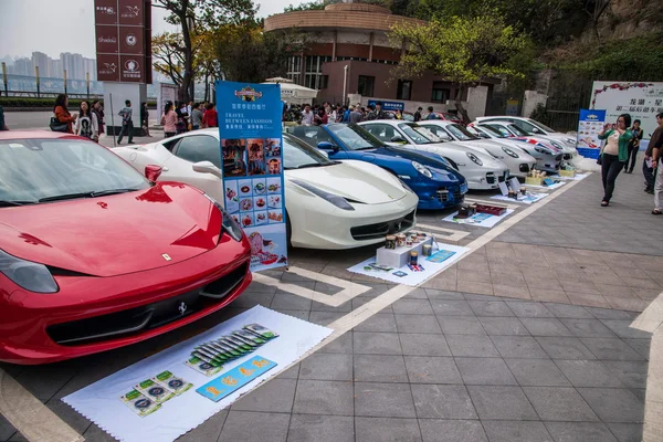 Właścicielom Porsche doszli do kopii zapasowych samochodów na rynku wymiany — Zdjęcie stockowe