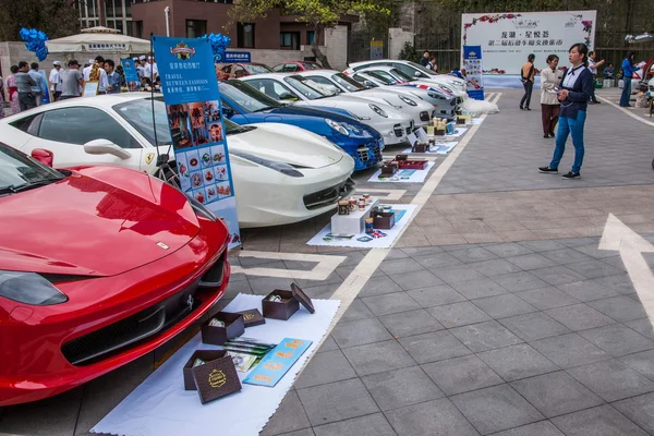 Propietarios de Porsche han llegado al mercado de cambio de coches de respaldo —  Fotos de Stock