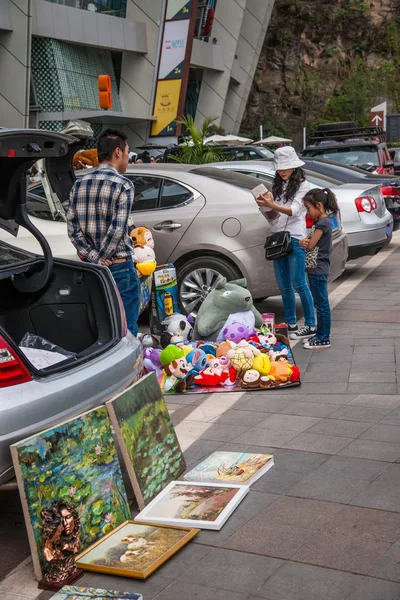 Zachte onderhandelen tussen de eigenaars en de klanten van auto cultuur brengt een rijke kleur — Stockfoto