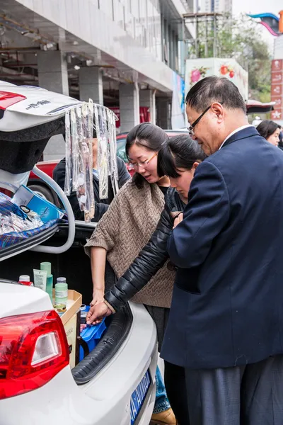 La trattativa delicata fra i proprietari ed i clienti di coltura dell'automobile aggiunge un colore ricco — Foto Stock