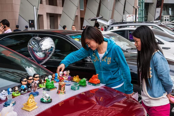 Zachte onderhandelen tussen de eigenaars en de klanten van auto cultuur brengt een rijke kleur — Stockfoto