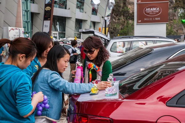 Mild köpslående mellan ägare och kunder av bil kultur lägger en rik färg — Stockfoto