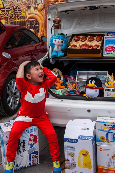 Мягкие переговоры между владельцами и клиентами автомобильной культуры добавляет богатый цвет
