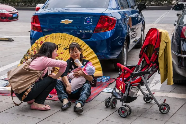 Zachte onderhandelen tussen de eigenaars en de klanten van auto cultuur brengt een rijke kleur — Stockfoto