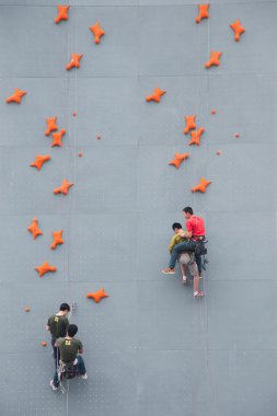 Erkekler ve kadınlar tırmanma yarışı