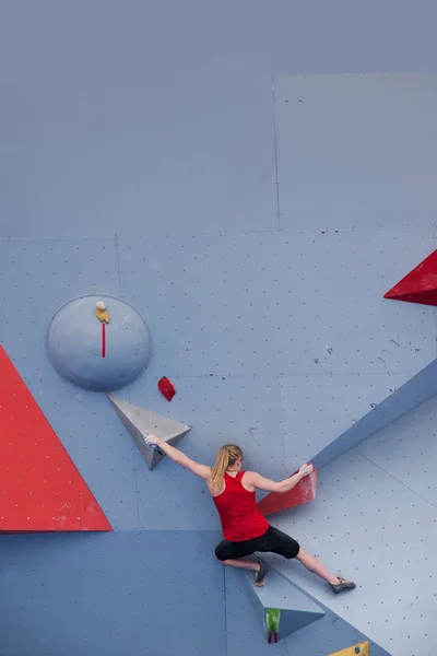 Homens e mulheres corrida de escalada — Fotografia de Stock