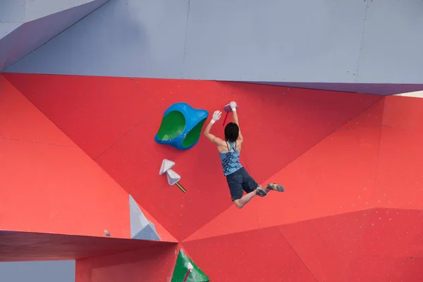 Homens e mulheres corrida de escalada — Fotografia de Stock