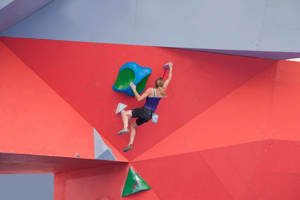 Homens e mulheres corrida de escalada — Fotografia de Stock