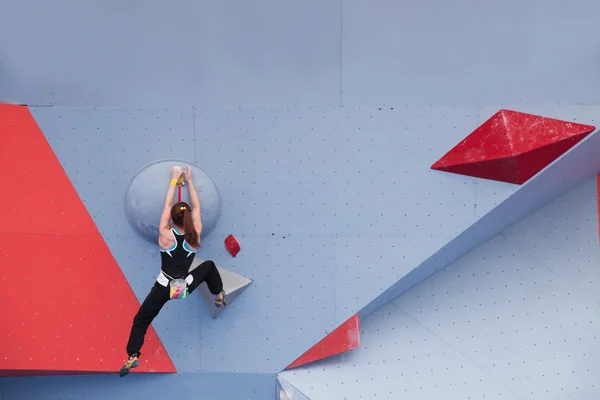 Homens e mulheres corrida de escalada — Fotografia de Stock