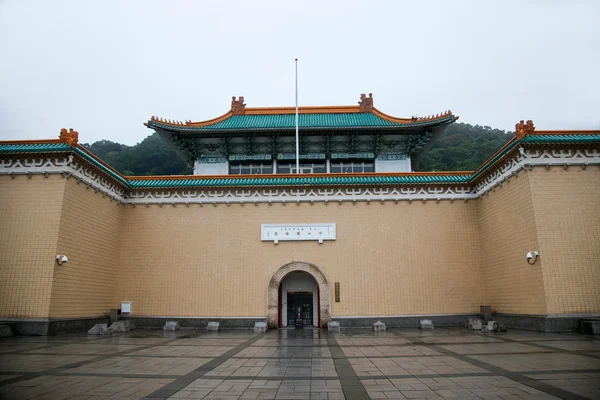 Тайваньский национальный музей дворца, Тайбэй, дождь — стоковое фото