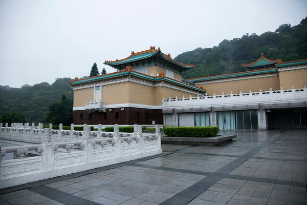 Taiwanin kansallinen palatsimuseo, Taipei, sade — kuvapankkivalokuva