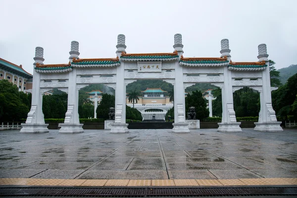 Taiwan's National Palace Museum in Taipei rain arch — Stock Photo, Image