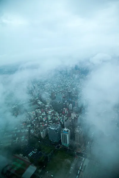 Rei das nuvens com vista para a Torre Taipei 101 em Taipei, Taiwan — Fotografia de Stock