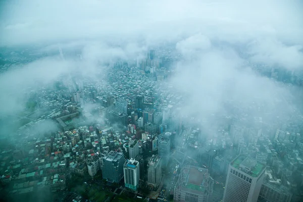 Konge av skyene med utsikt over Taipei 101 tårn i Taipei, Taiwan – stockfoto