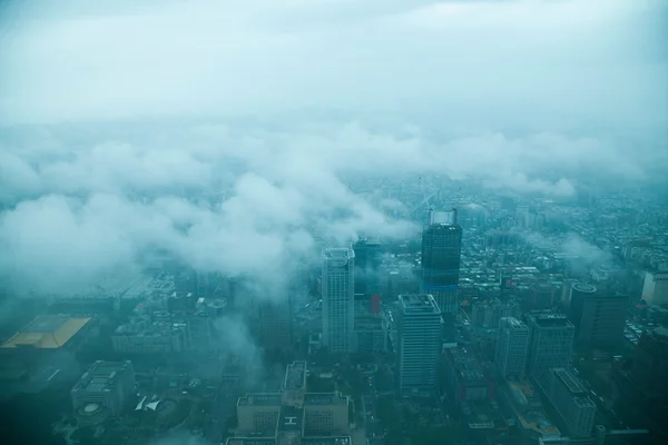 Král mraků, s výhledem na věž Tchaj-pej 101 v taipei, Tchaj-wan — Stock fotografie
