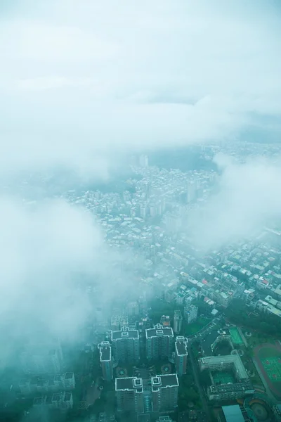 Rei das nuvens com vista para a Torre Taipei 101 em Taipei, Taiwan — Fotografia de Stock