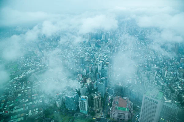 Король хмар, з видом на вежі taipei 101 в Тайбеї, Тайвань — стокове фото