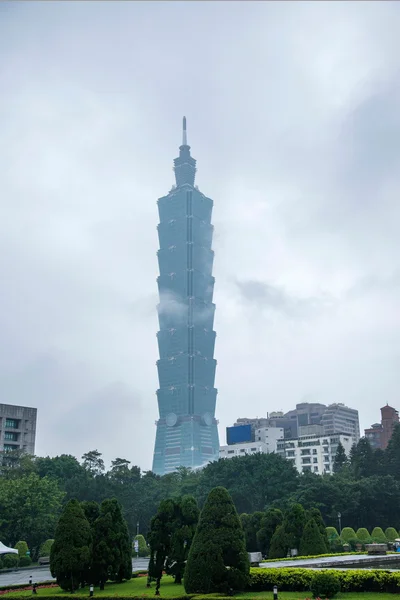 Taipei 101 Kulesi'ne bulutlar — Stok fotoğraf