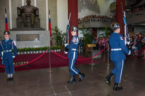 Taipei, taiwan, "Zon yat-sen memorial hall" wisseling van de wacht ceremonie ceremoniële soldaten stipt tijd — Stockfoto