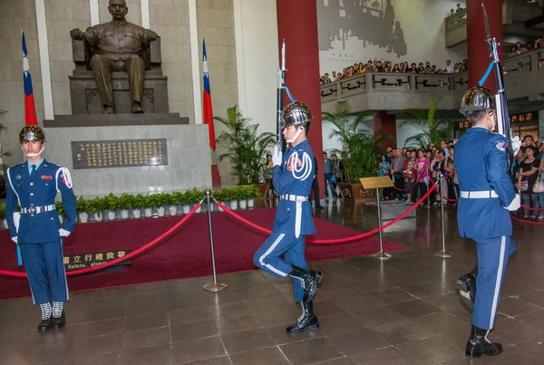 台北、台湾、「孫逸仙の記念ホール」は、ガード式儀式兵士時間厳守時間の変更 — ストック写真