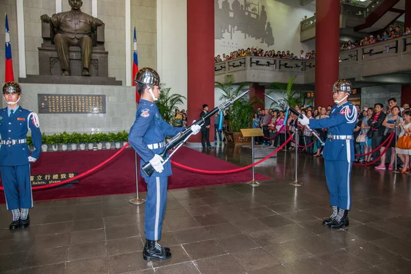 Taipei, taiwan, "sun yat-sen memorial hall" byte av vakt ceremoni ceremoniella soldater punktliga tiden — Stockfoto
