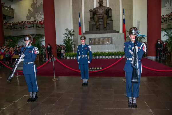 Taipei, Taiwan, "Sun Yat-sen Memorial Hall" changing of the guard ceremony ceremonial soldiers punctual time — Stock Photo, Image