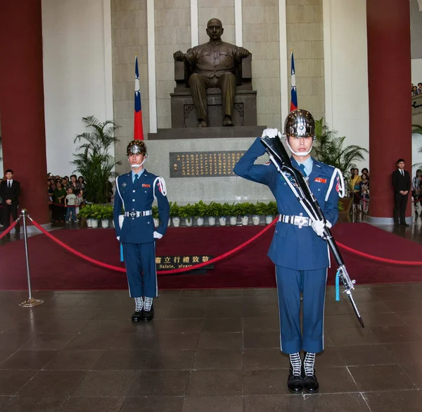 Taipei, taiwan, "sun yat-sen memorial hall" byte av vakt ceremoni ceremoniella soldater punktliga tiden — Stockfoto