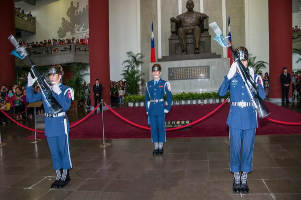 Taipei, taiwan, "sun yat-sen memorial hall" byte av vakt ceremoni ceremoniella soldater punktliga tiden — Stockfoto